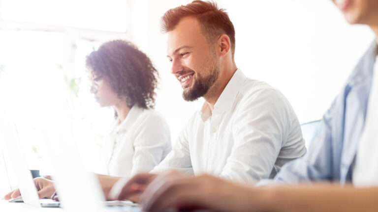Equipe de atendimento ao cliente utilizando um sistema ERP para gerenciar e responder solicitações de forma eficiente.